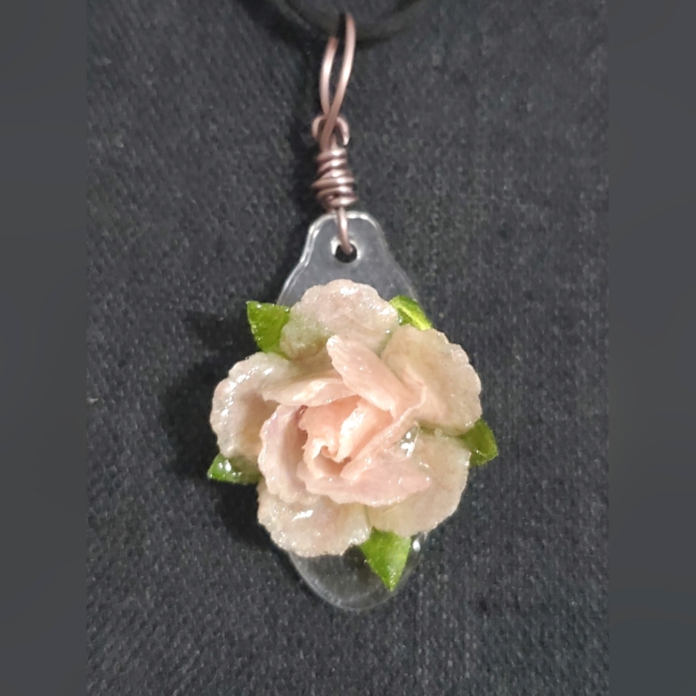 😀 HAND CRAFTED rose floral necklace resin acrylic cream tan